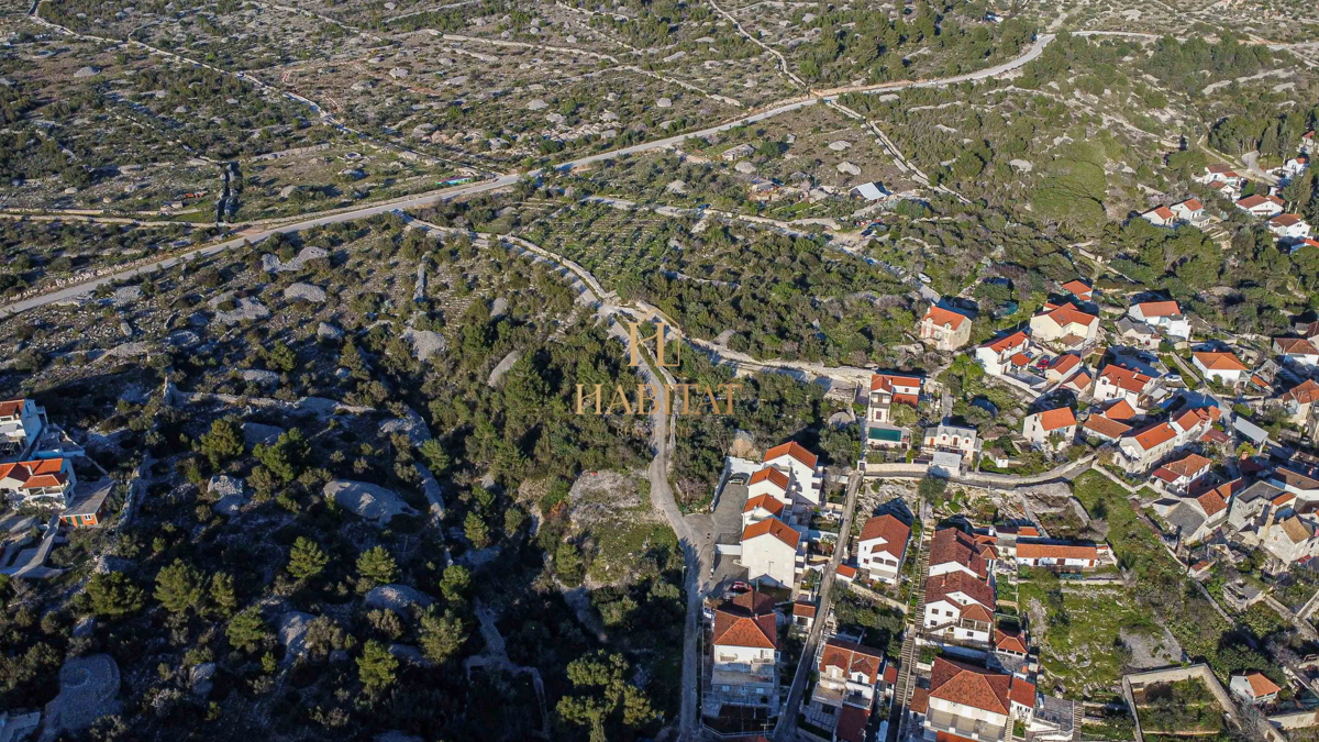 Dalmacija, otok Brač, Milna, gradbeno zemljišče 9427m2, vsa infrastruktura, pogled na morje