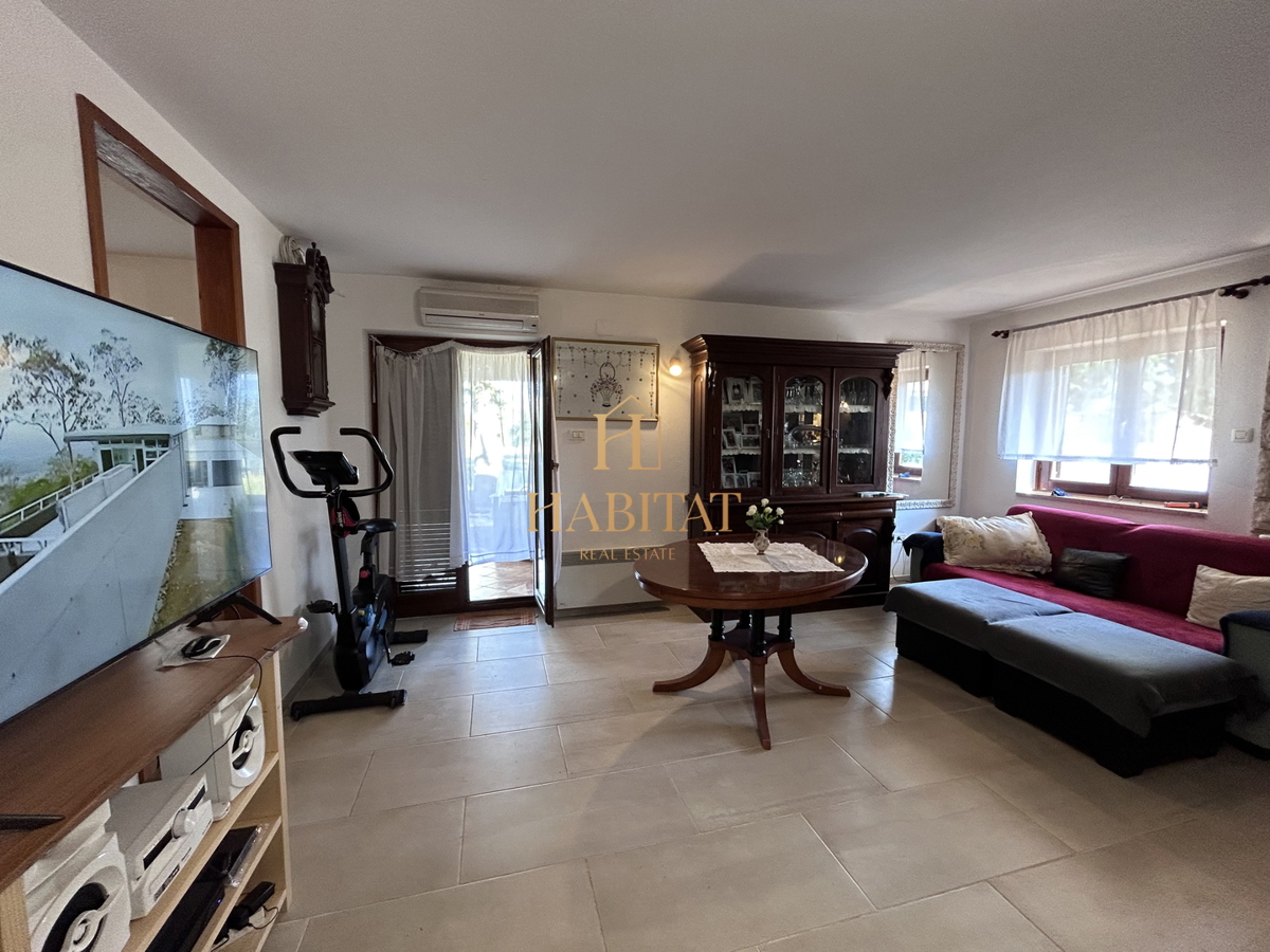 Istra, Kršin pri Novigradu, dva apartmaja 130m2, dvorišče 140m2, parkirišče