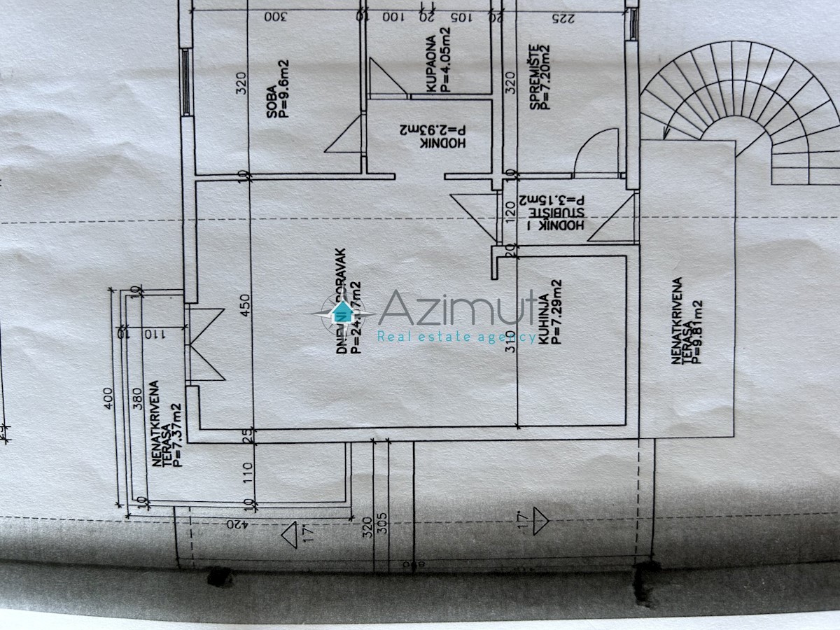 Istra, Kršin pri Novigradu, dva apartmaja 130m2, dvorišče 140m2, parkirišče