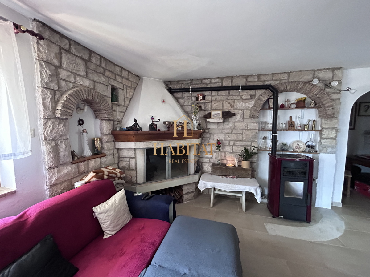 Istra, Kršin pri Novigradu, dva apartmaja 130m2, dvorišče 140m2, parkirišče