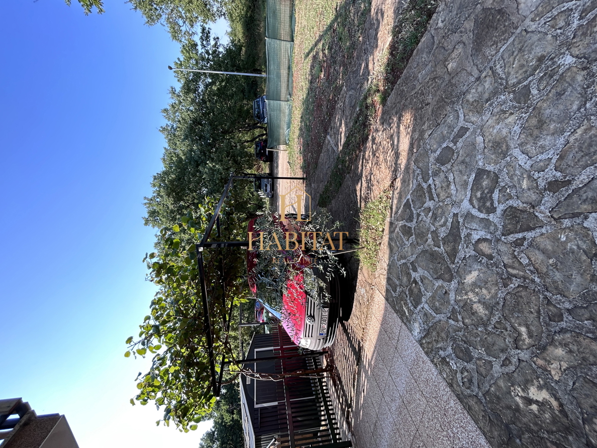 Istra, Kršin pri Novigradu, dva apartmaja 130m2, dvorišče 140m2, parkirišče