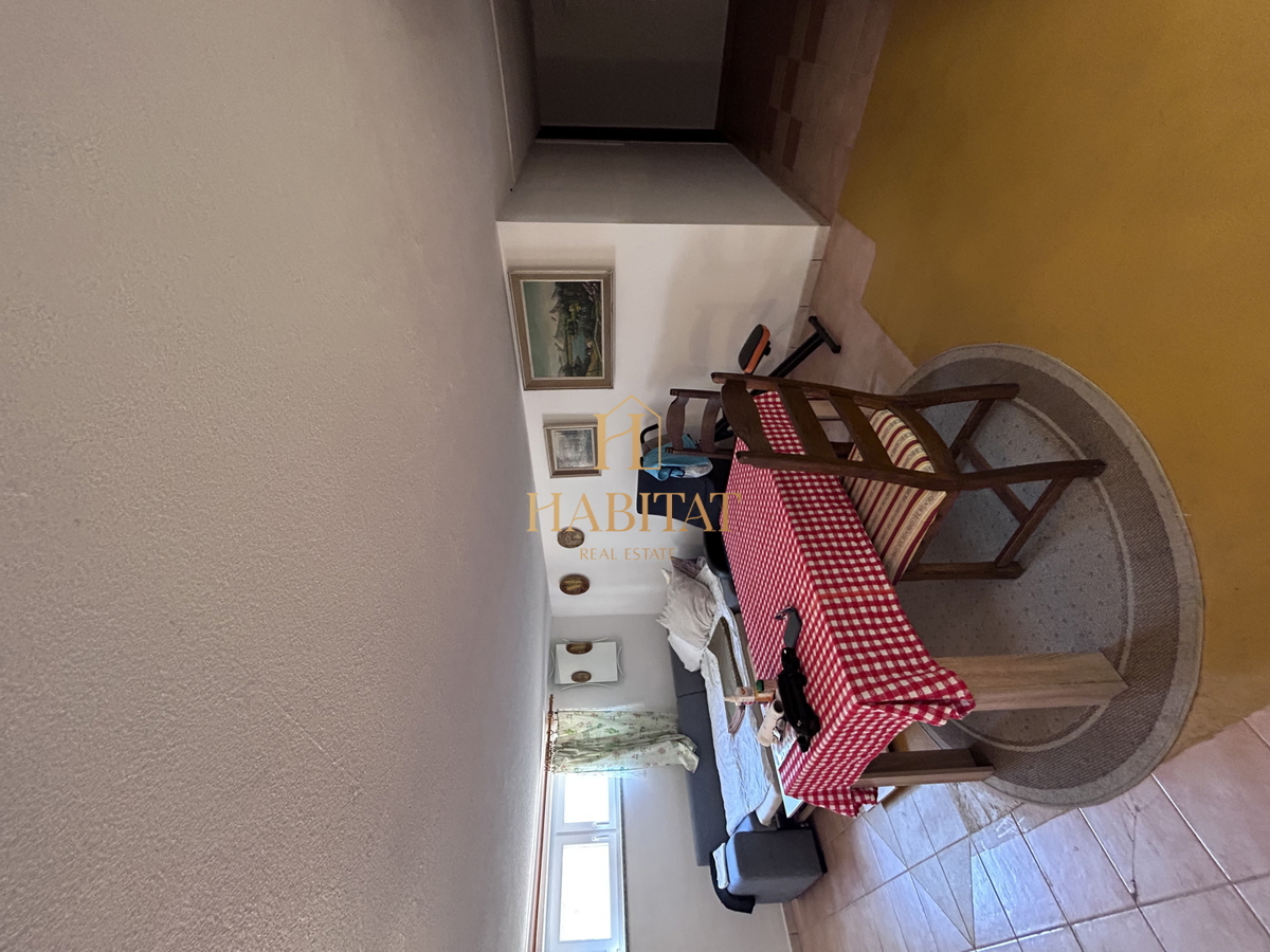 Istra, Kršin pri Novigradu, dva apartmaja 130m2, dvorišče 140m2, parkirišče