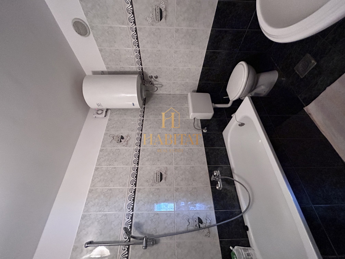 Istra, Kršin pri Novigradu, dva apartmaja 130m2, dvorišče 140m2, parkirišče