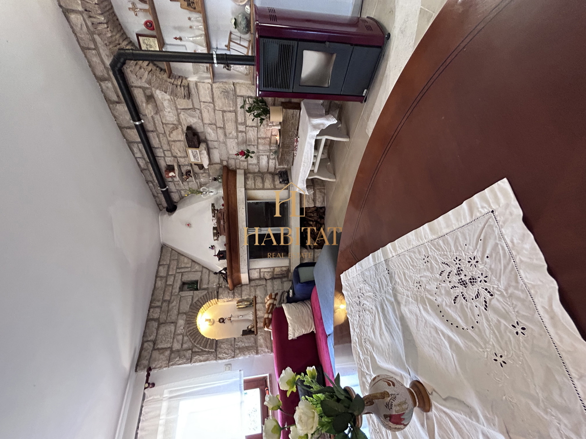 Istra, Kršin pri Novigradu, dva apartmaja 130m2, dvorišče 140m2, parkirišče