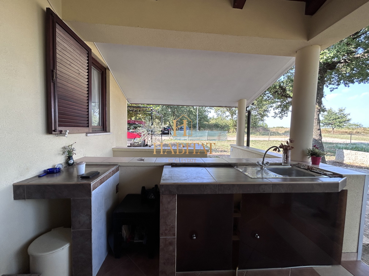 Istra, Kršin pri Novigradu, dva apartmaja 130m2, dvorišče 140m2, parkirišče
