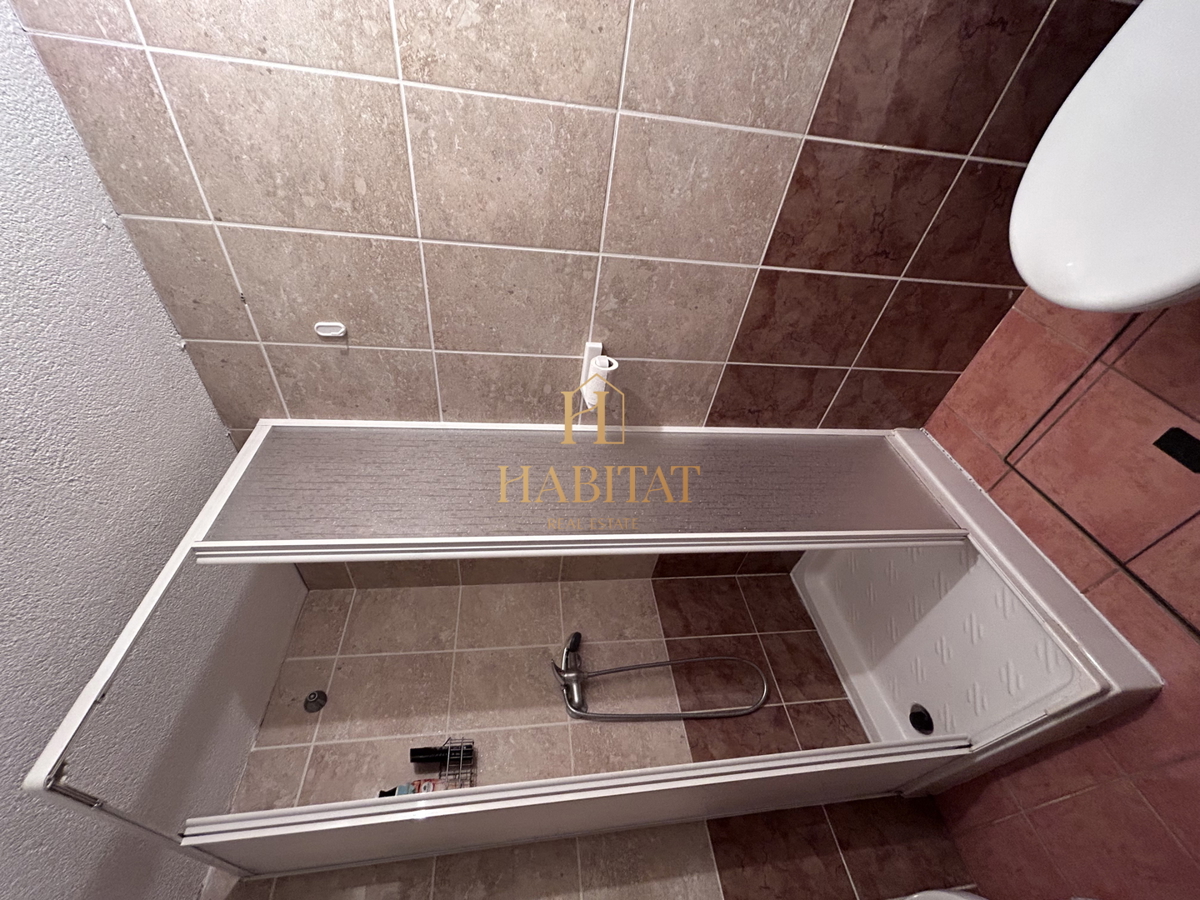 Istra, Kršin pri Novigradu, dva apartmaja 130m2, dvorišče 140m2, parkirišče