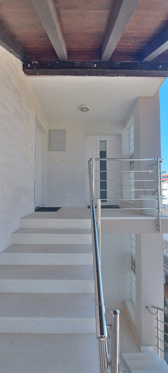 Rogoznica Novozgrajena vila v centru blizu plaže, 4 apartmaji!