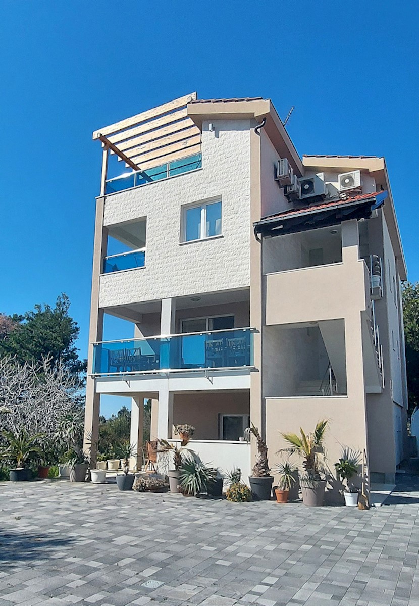 Rogoznica Novozgrajena vila v centru blizu plaže, 4 apartmaji!