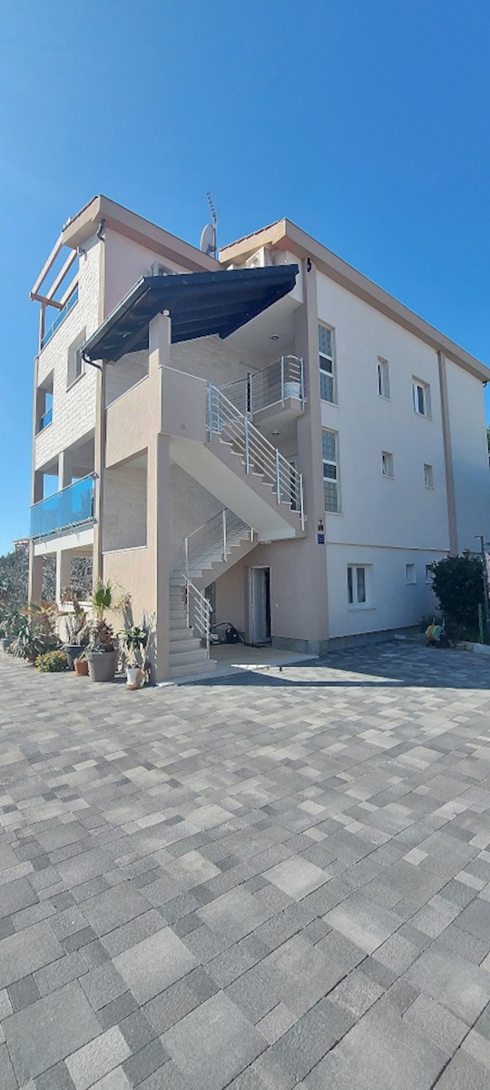 Rogoznica Novozgrajena vila v centru blizu plaže, 4 apartmaji!
