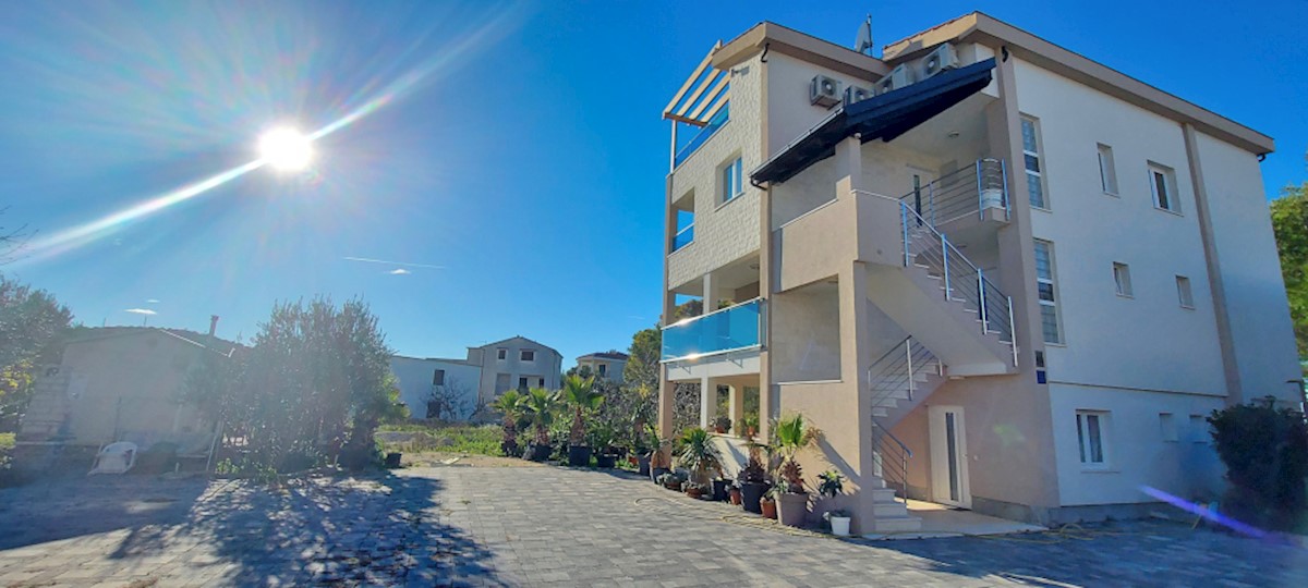 Rogoznica Novozgrajena vila v centru blizu plaže, 4 apartmaji!