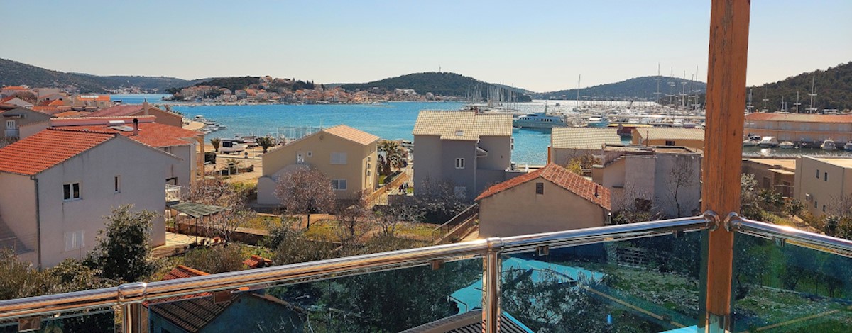 Rogoznica Novozgrajena vila v centru blizu plaže, 4 apartmaji!