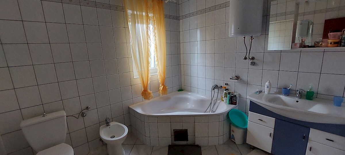 Seget Vranjica prodaja hišo v bližini morja in centra!