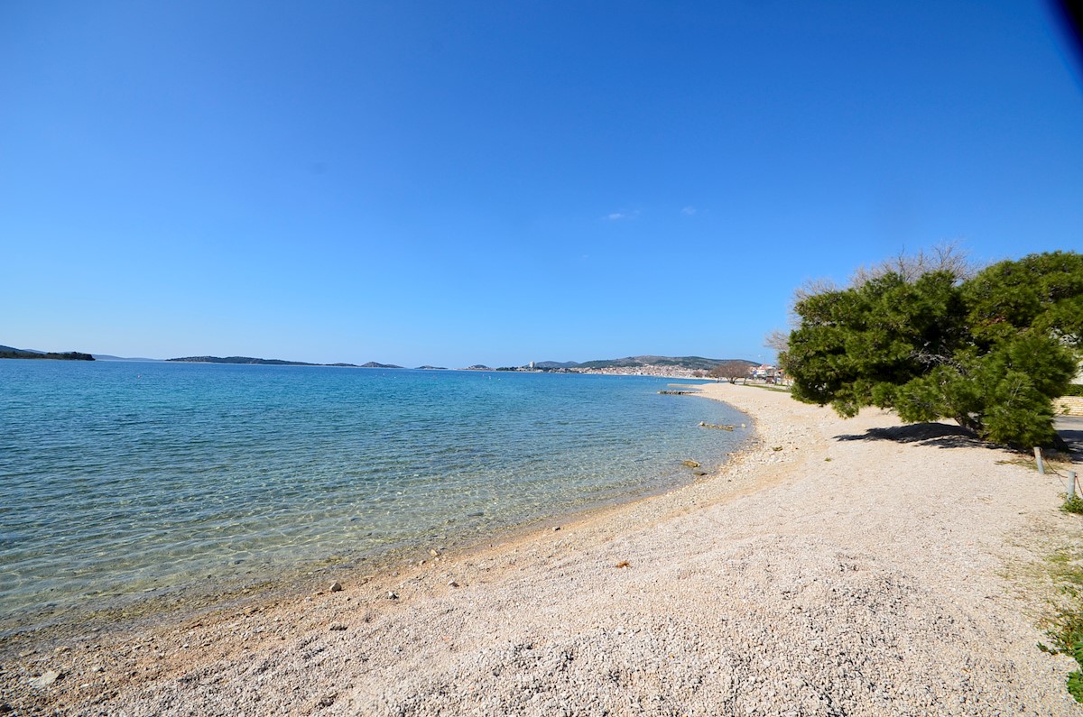 Vodice, Srima, apartma, prva vrsta do plaže, vrt 99m2