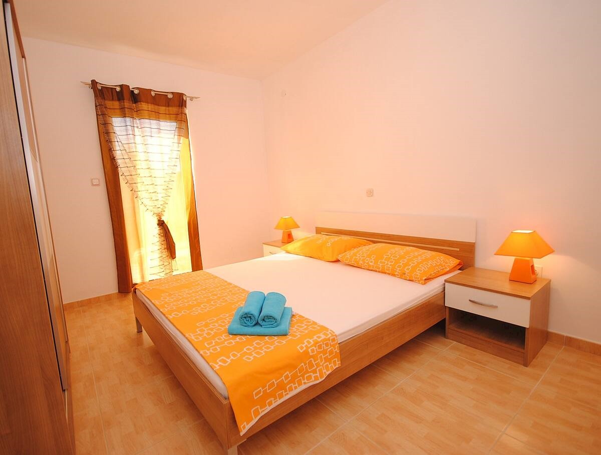 Vinišće Hiša 5 apartmajev za prodajo v bližini morja!