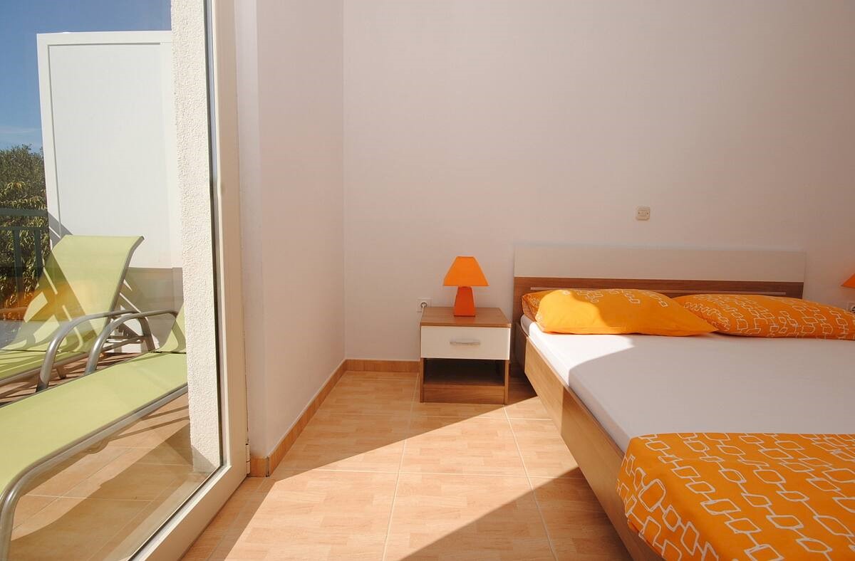 Vinišće Hiša 5 apartmajev za prodajo v bližini morja!