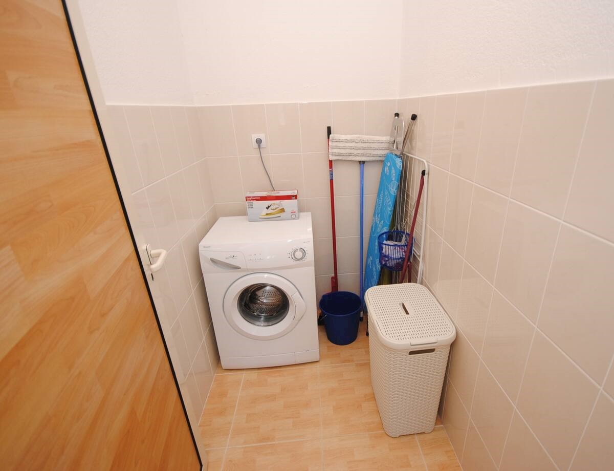 Vinišće Hiša 5 apartmajev za prodajo v bližini morja!