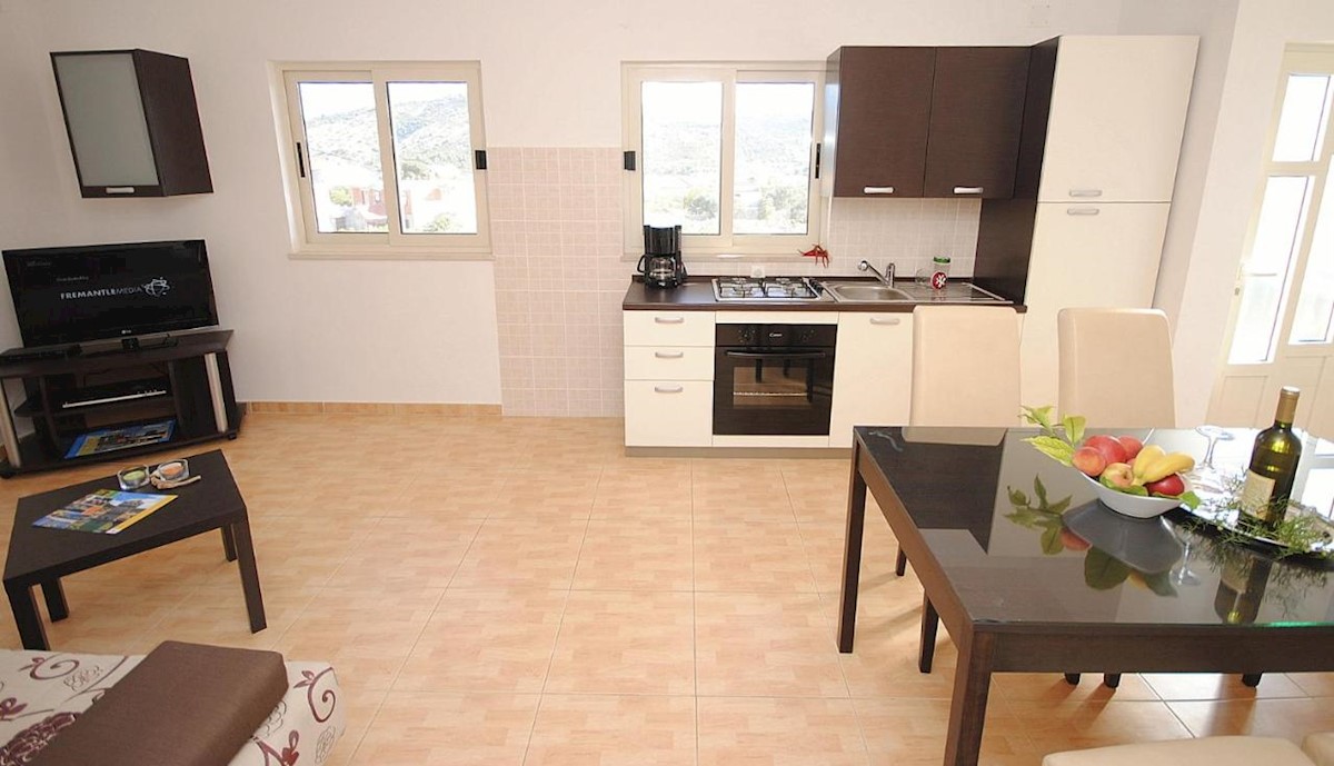Vinišće Hiša 5 apartmajev za prodajo v bližini morja!