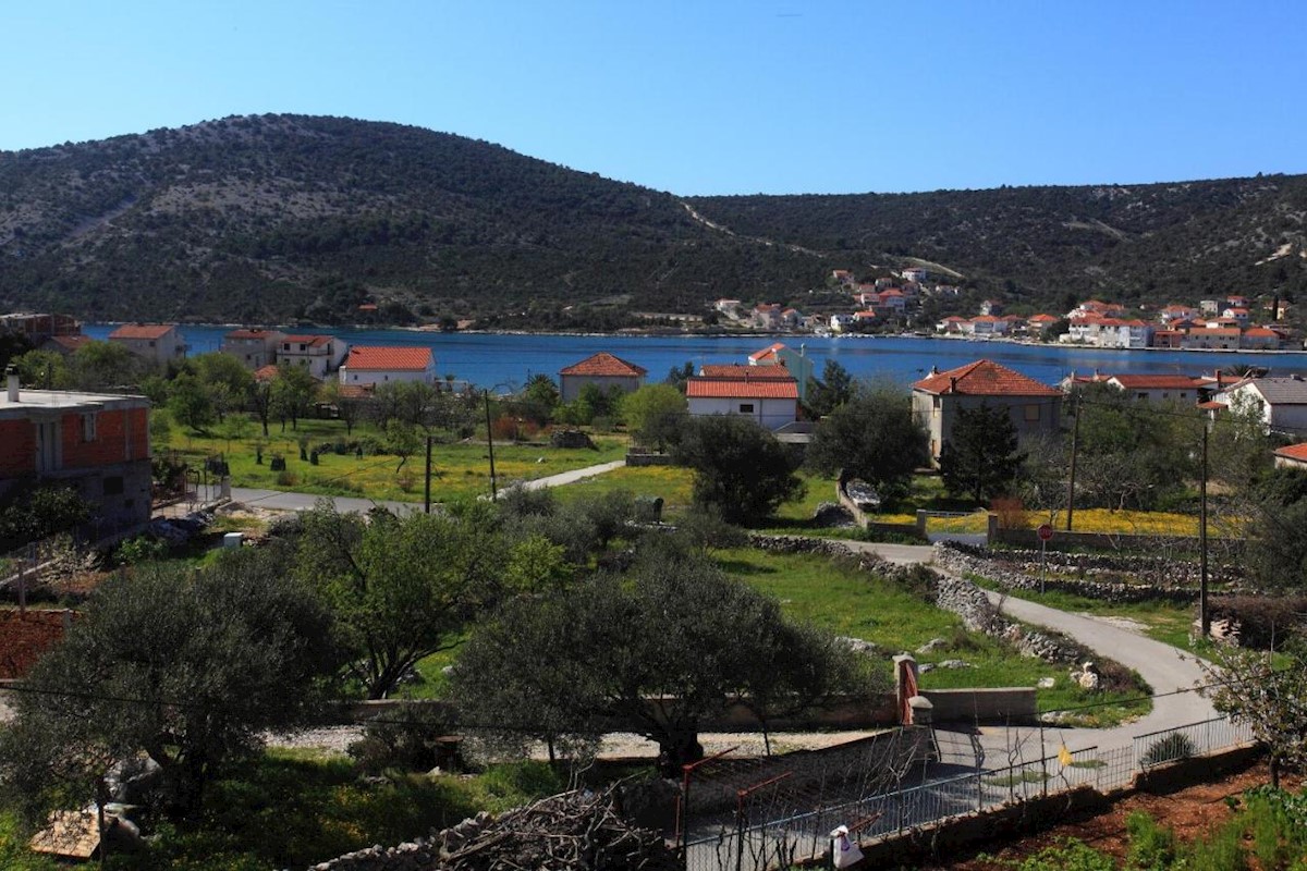 Vinišće Hiša 5 apartmajev za prodajo v bližini morja!