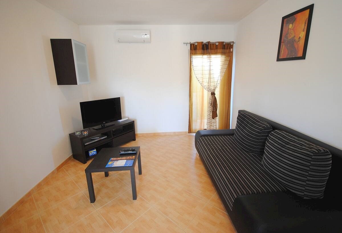 Vinišće Hiša 5 apartmajev za prodajo v bližini morja!