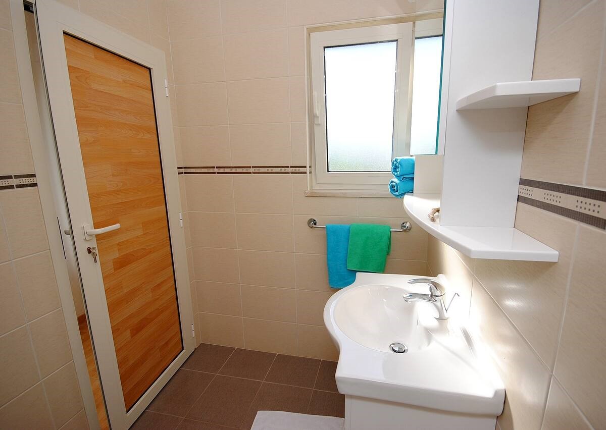 Vinišće Hiša 5 apartmajev za prodajo v bližini morja!