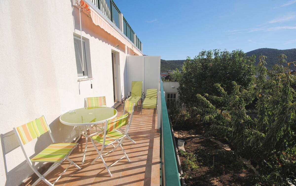 Vinišće Hiša 5 apartmajev za prodajo v bližini morja!