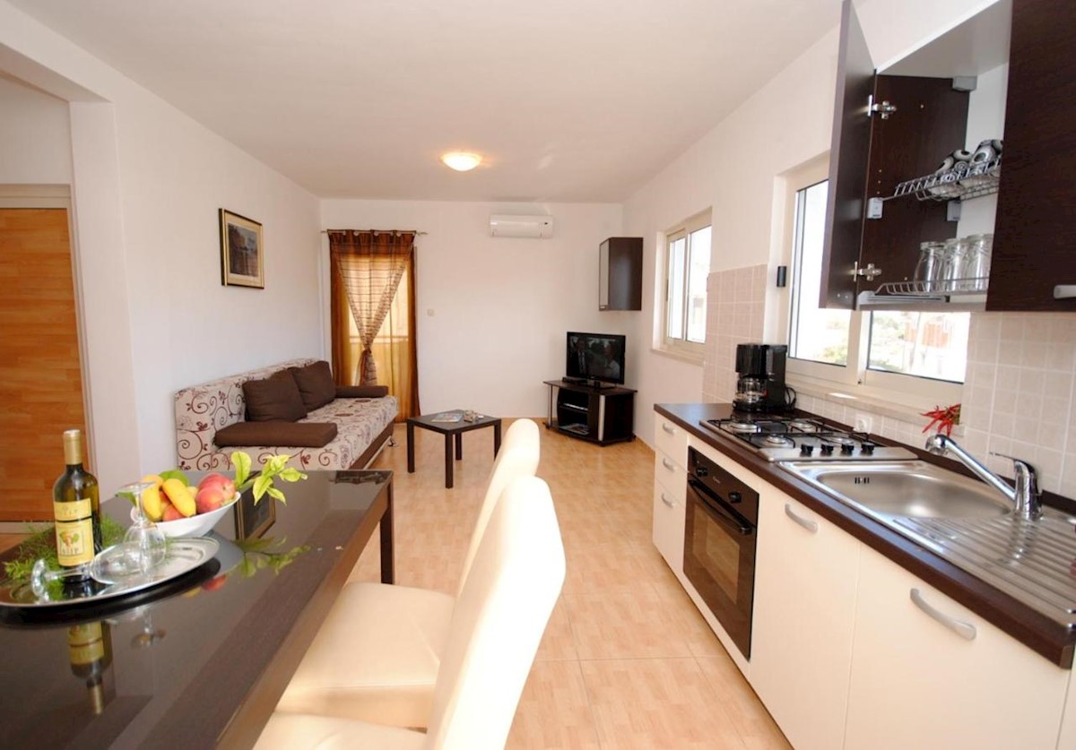 Vinišće Hiša 5 apartmajev za prodajo v bližini morja!