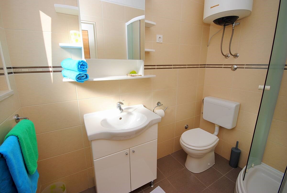 Vinišće Hiša 5 apartmajev za prodajo v bližini morja!