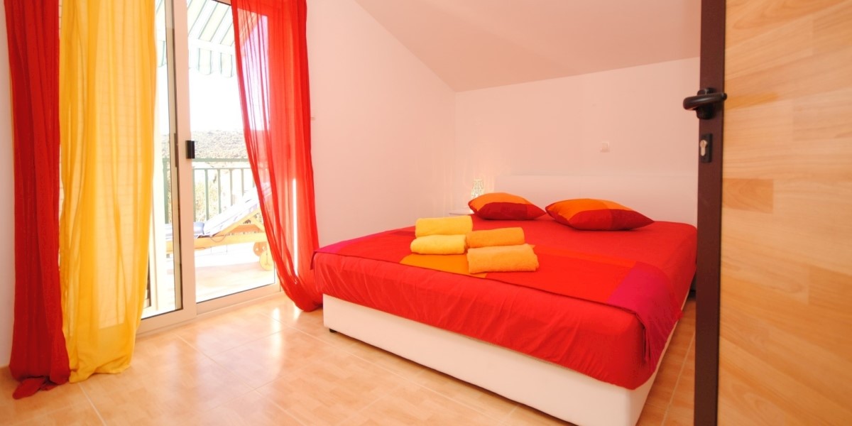 Vinišće Hiša 5 apartmajev za prodajo v bližini morja!