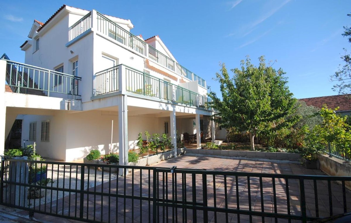 Vinišće Hiša 5 apartmajev za prodajo v bližini morja!