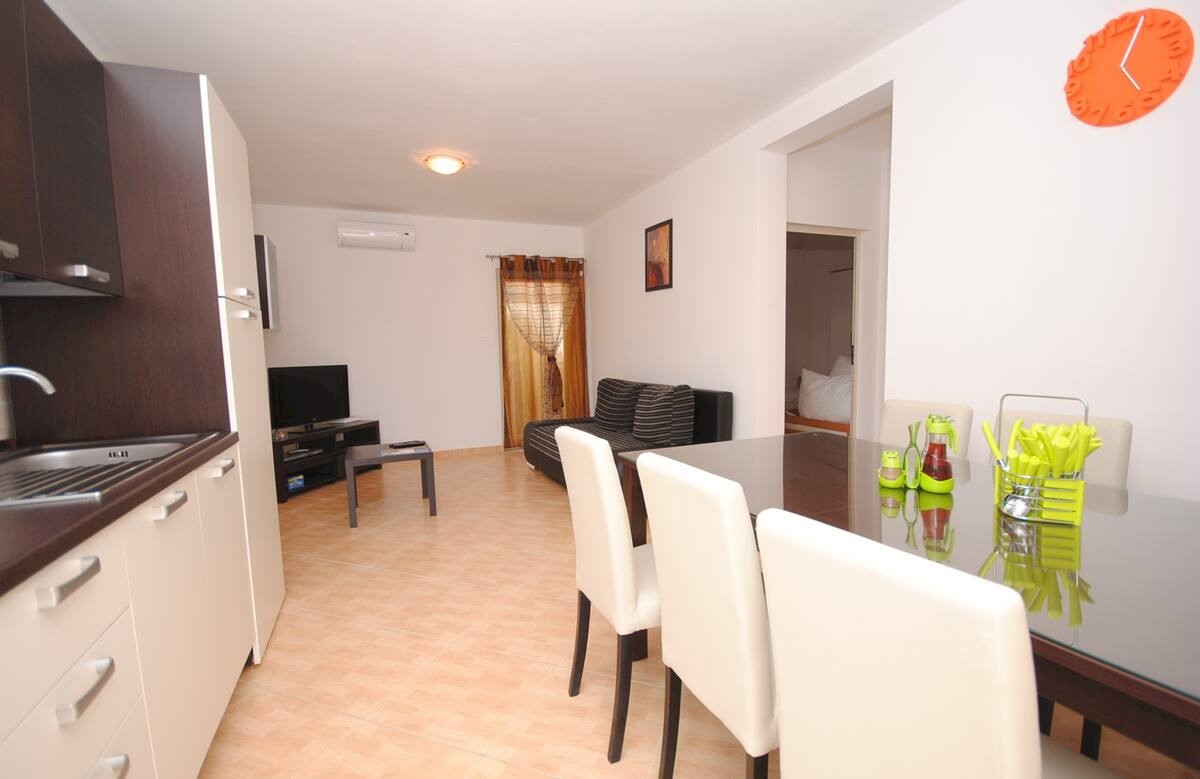 Vinišće Hiša 5 apartmajev za prodajo v bližini morja!