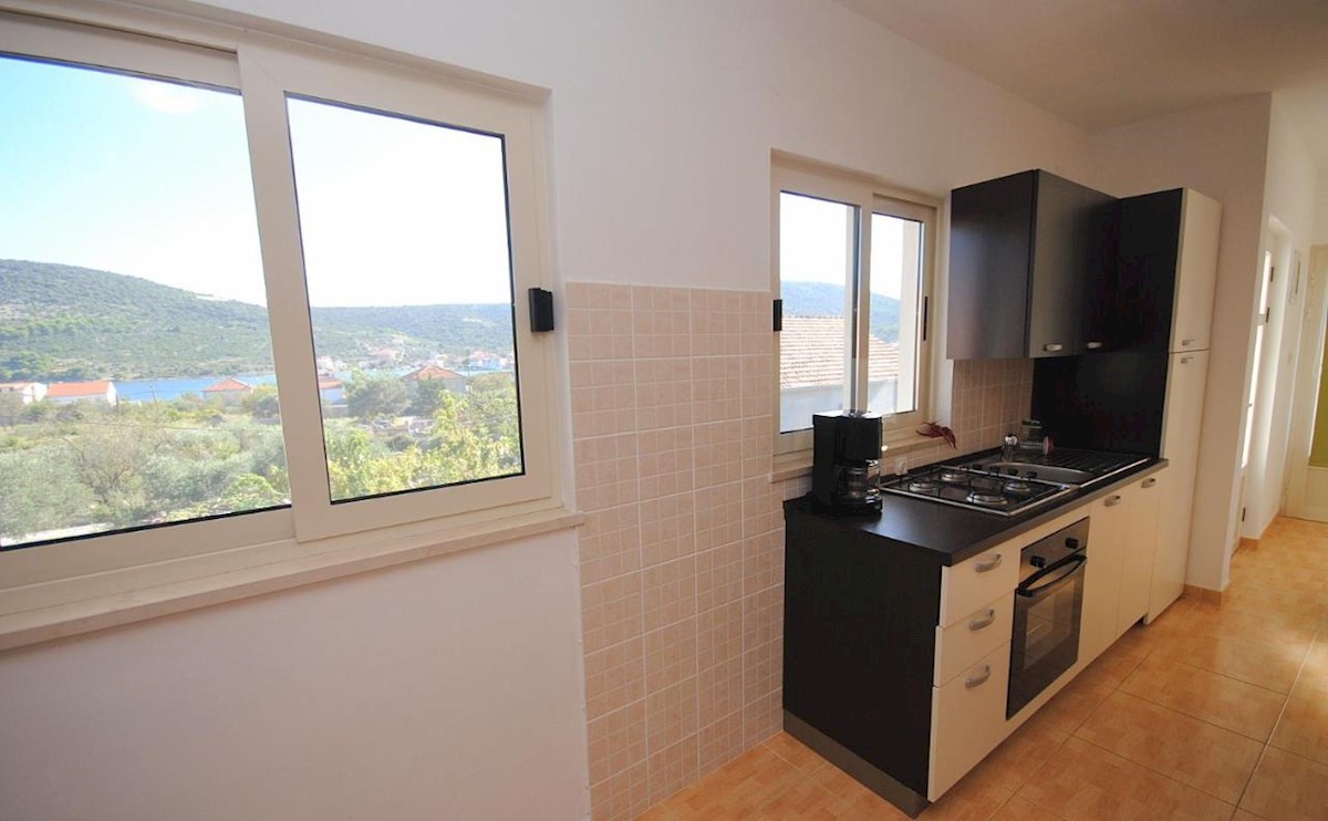 Vinišće Hiša 5 apartmajev za prodajo v bližini morja!