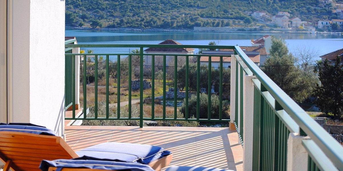 Vinišće Hiša 5 apartmajev za prodajo v bližini morja!