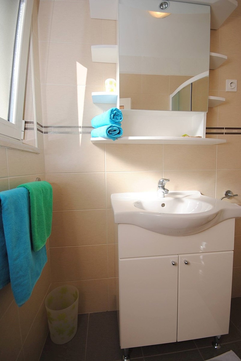 Vinišće Hiša 5 apartmajev za prodajo v bližini morja!