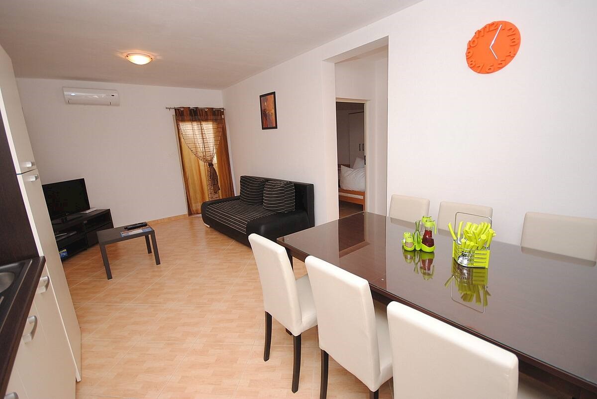 Vinišće Hiša 5 apartmajev za prodajo v bližini morja!