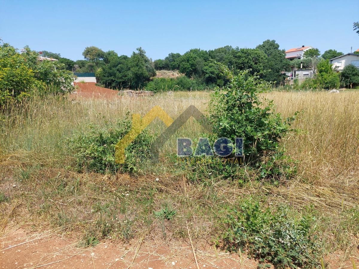 Zazidljivo zemljišče 746 m2 + kmetijsko zemljišče 310 m2 - Loborika