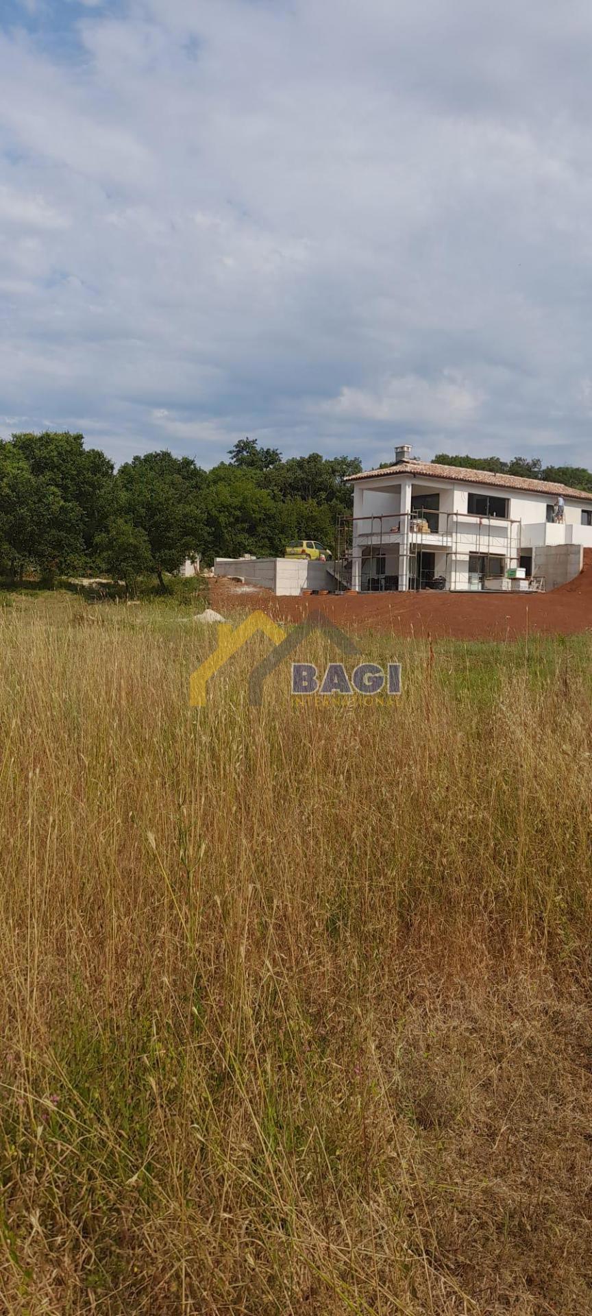 Zazidljivo zemljišče 746 m2 + kmetijsko zemljišče 310 m2 - Loborika