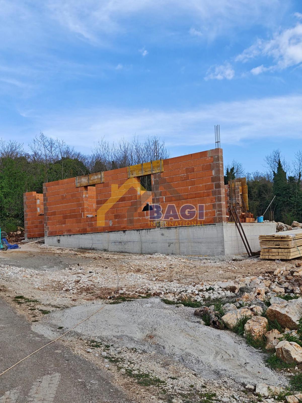 ISTRA - TINJAN Hiša z bazenom in velikim vrtom