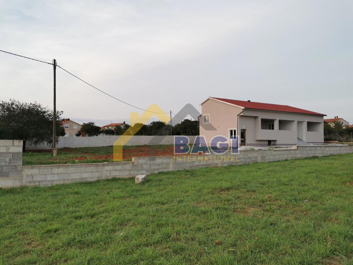 ISTRA - PULA Hiša z dvema stanovanjema in velikim vrtom