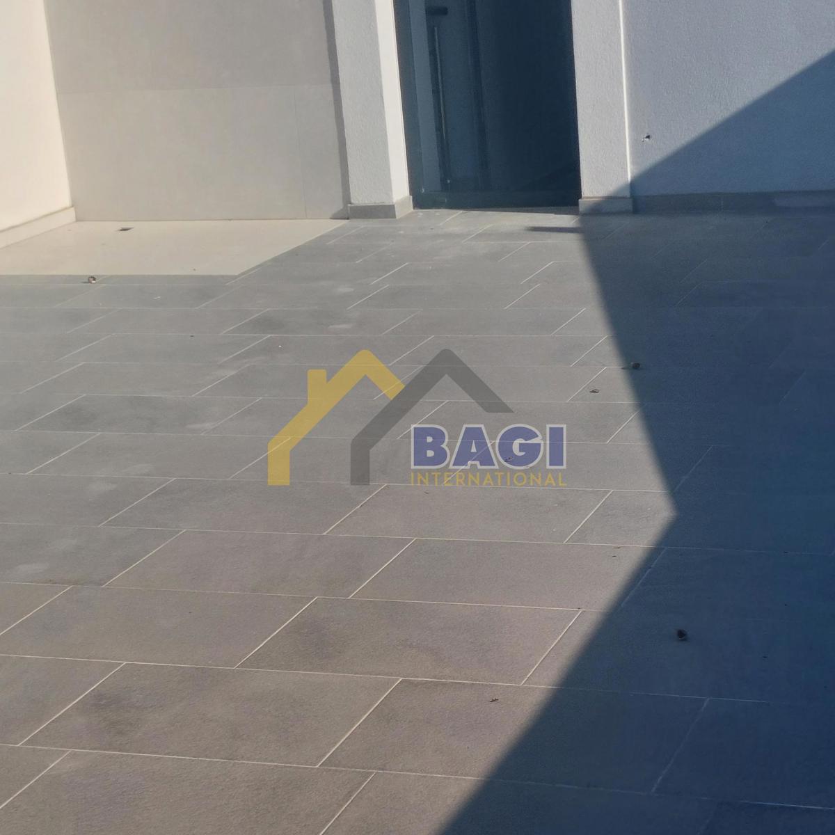 DVOJNA HIŠA - POGLED NA MORJE - BAZEN - GARAŽA - VRT