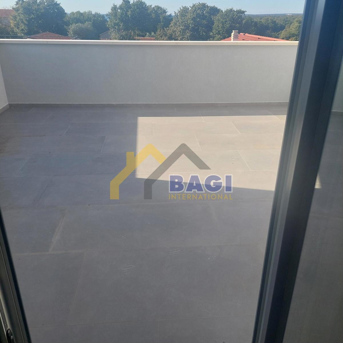 DVOJNA HIŠA - POGLED NA MORJE - BAZEN - GARAŽA - VRT