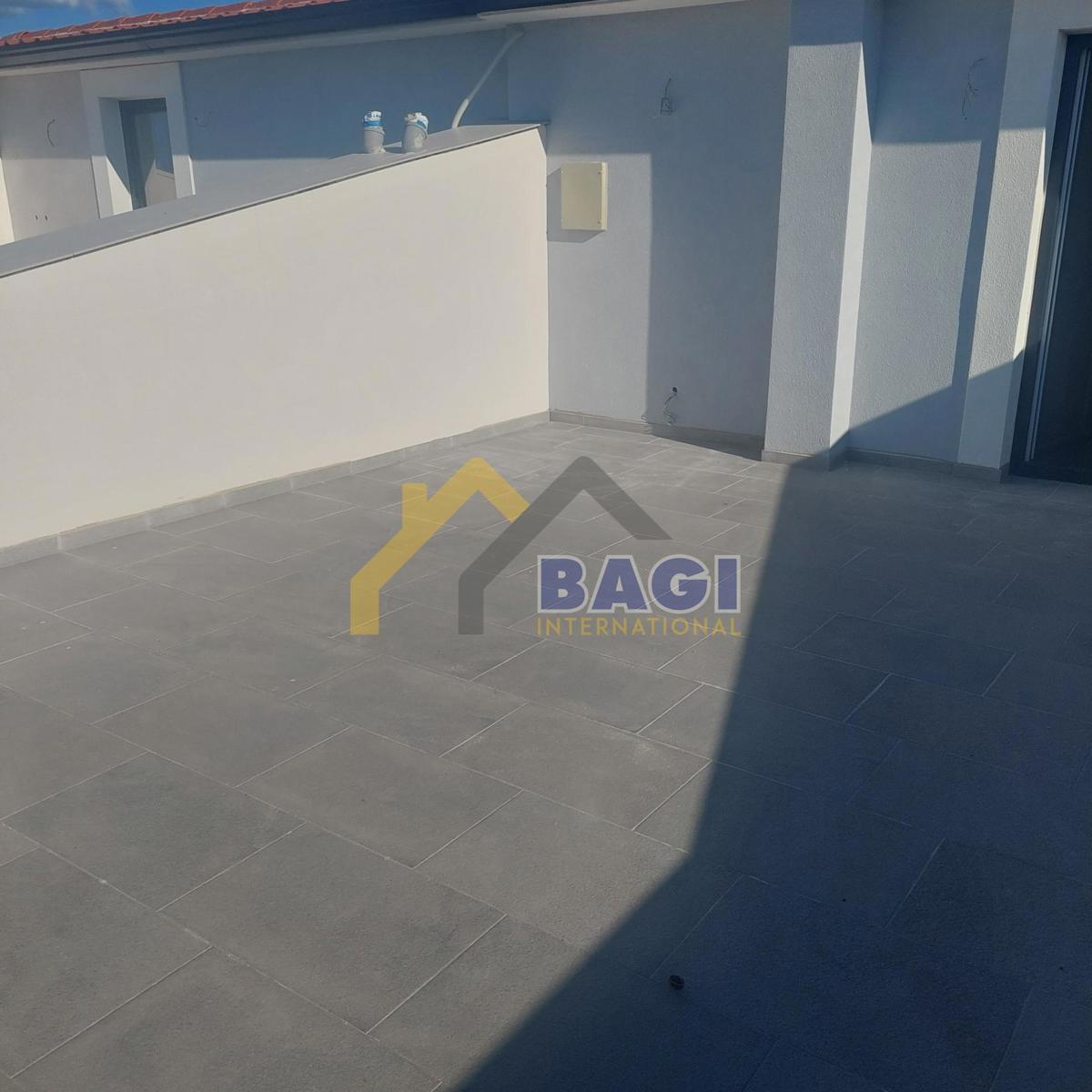 DVOJNA HIŠA - POGLED NA MORJE - BAZEN - GARAŽA - VRT