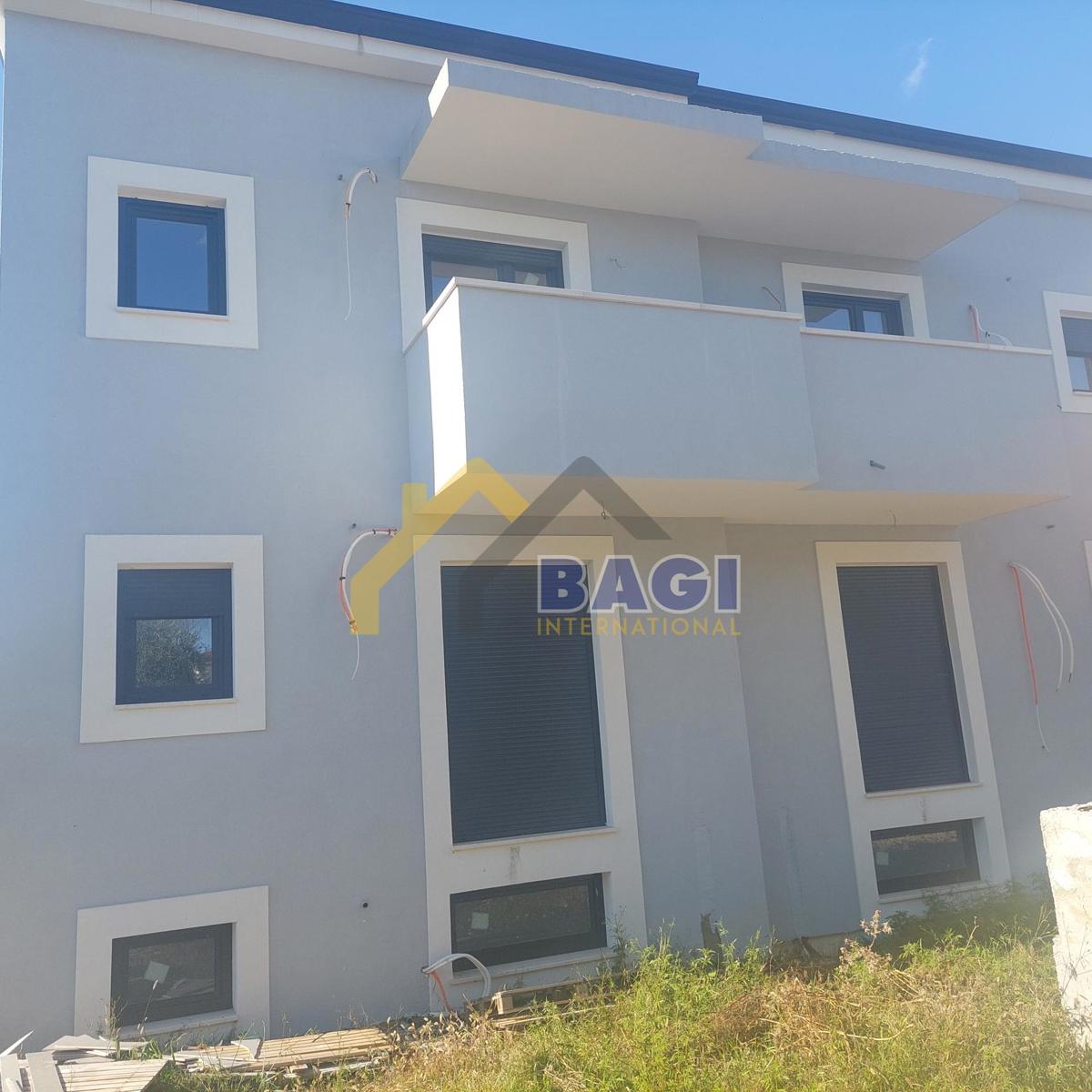 DVOJNA HIŠA - POGLED NA MORJE - BAZEN - GARAŽA - VRT