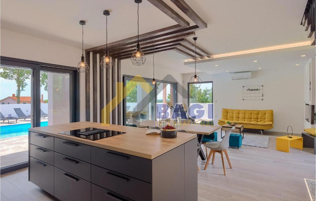 Čudovita vila z bazenom na griču – Barban