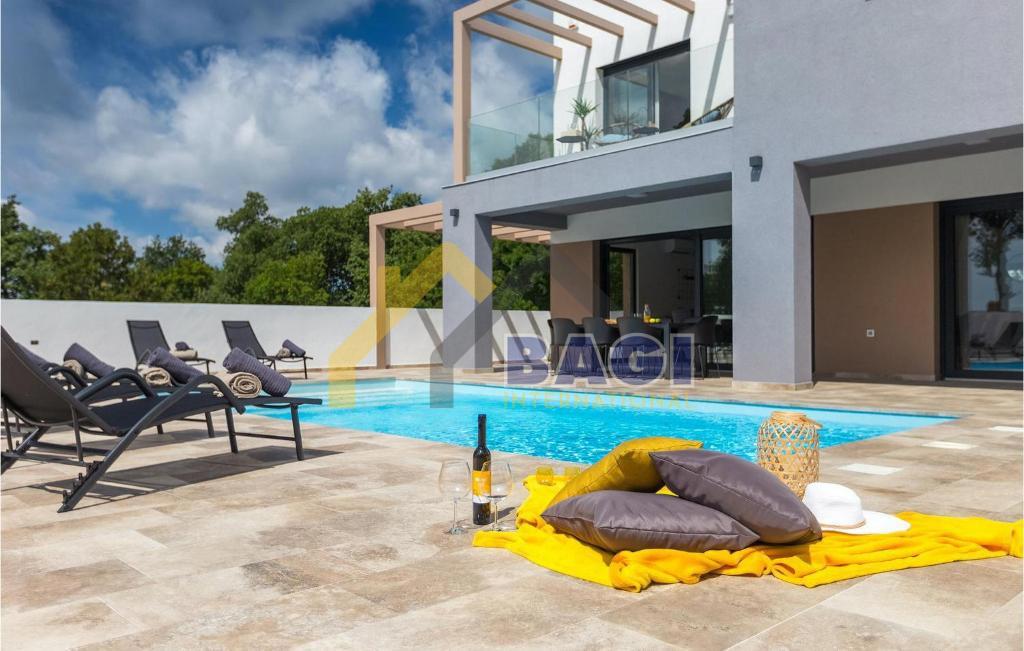 Čudovita vila z bazenom na griču – Barban