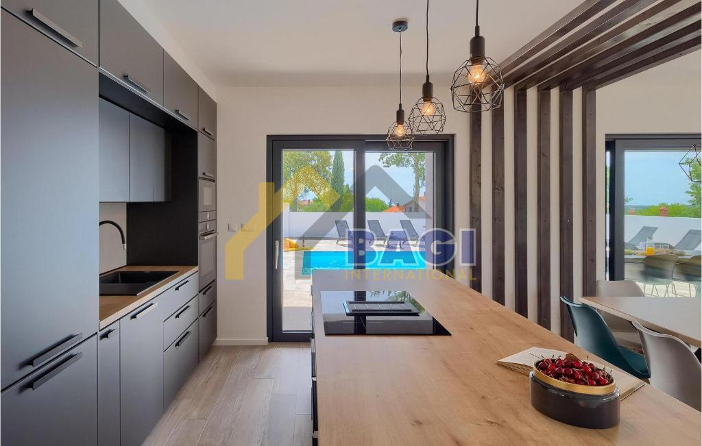 Čudovita vila z bazenom na griču – Barban