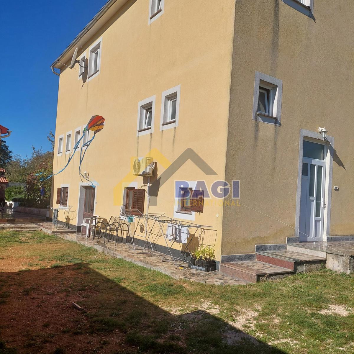 PRILOŽNOST ROVINJ OKOLICA-HIŠA S 4 STANOVANJA + POSLOVNI PROSTOR