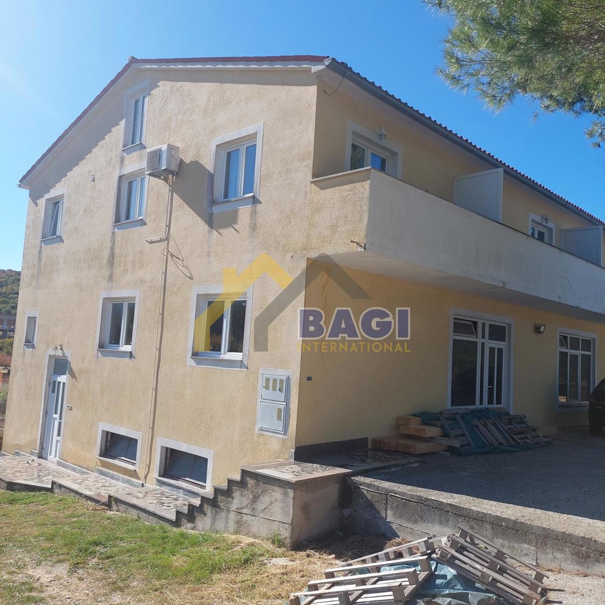 PRILOŽNOST ROVINJ OKOLICA-HIŠA S 4 STANOVANJA + POSLOVNI PROSTOR