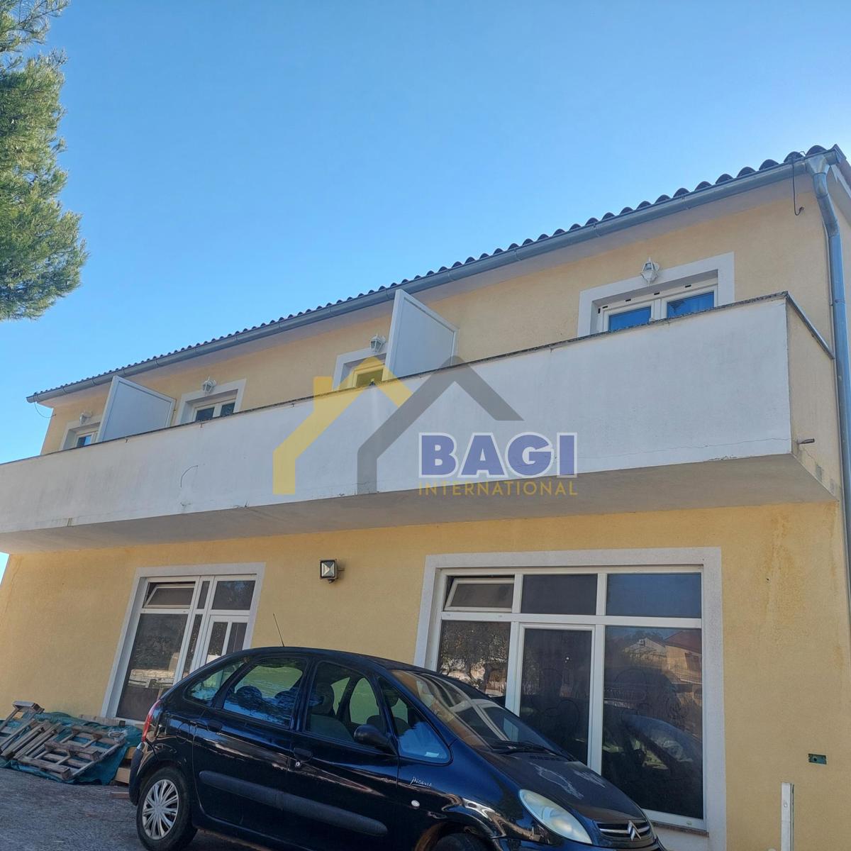 PRILOŽNOST ROVINJ OKOLICA-HIŠA S 4 STANOVANJA + POSLOVNI PROSTOR