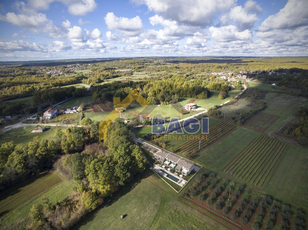 VRSTA HIŠA-NOVO ZGRAJENA-GUGALNI BAZEN-VRT-OKOLICA BARBANA