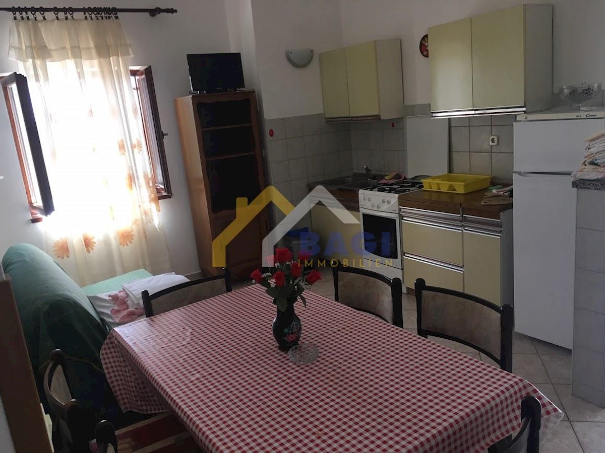 Apartma 400m od morja - parkirišče v lasti